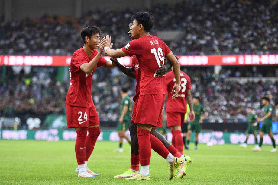 ipad版-中超-王钰栋失单刀杜月徵制胜球 铜梁龙1-0十人浙江